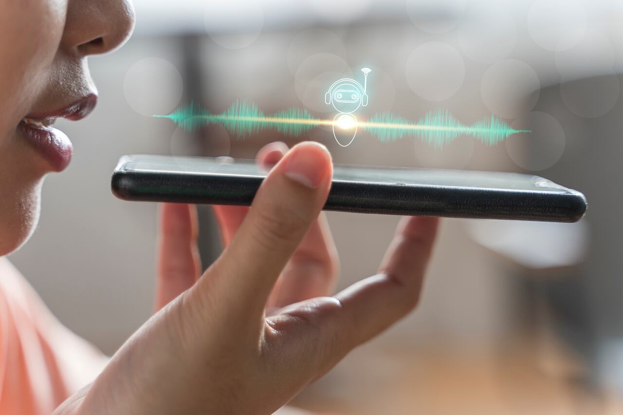 Google Assistant utiliza el aprendizaje automático para adaptarse a las necesidades cambiantes de los usuarios con el tiempo.