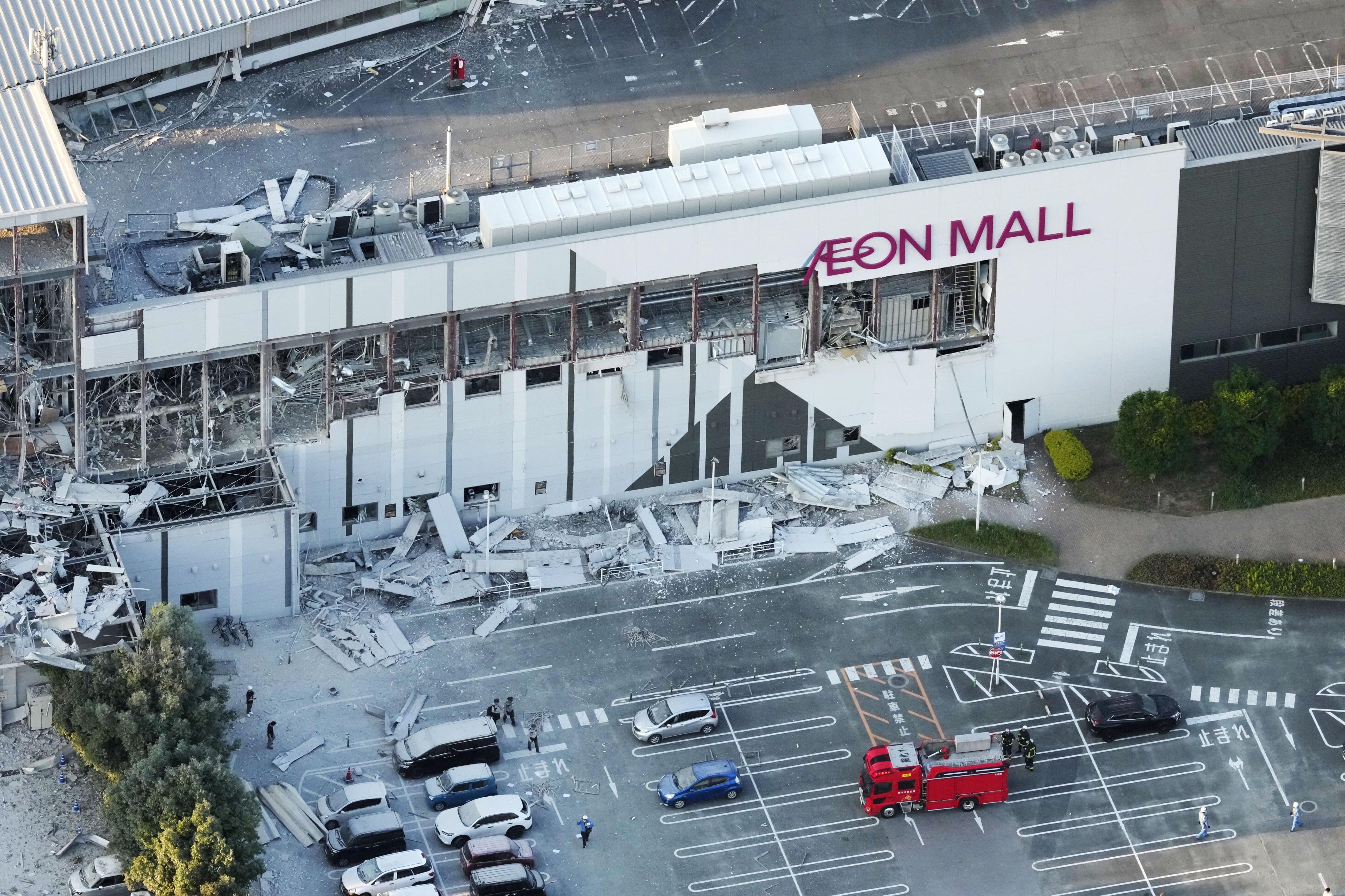 Se reporta que decenas de personas permanecen atrapadas en el centro comercial de la localidad de Kashima.