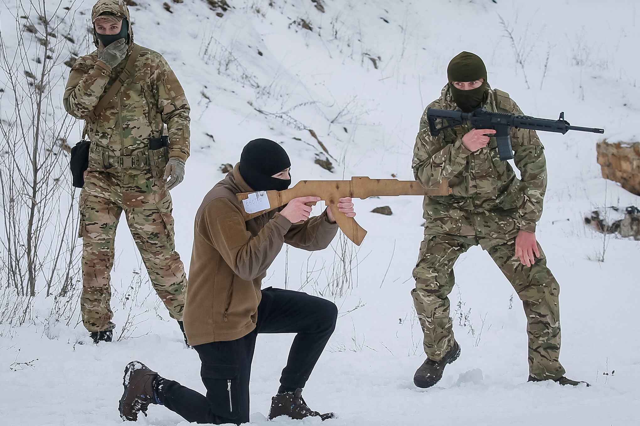 civiles ucranianos entrenan en caso de combate con Rusia