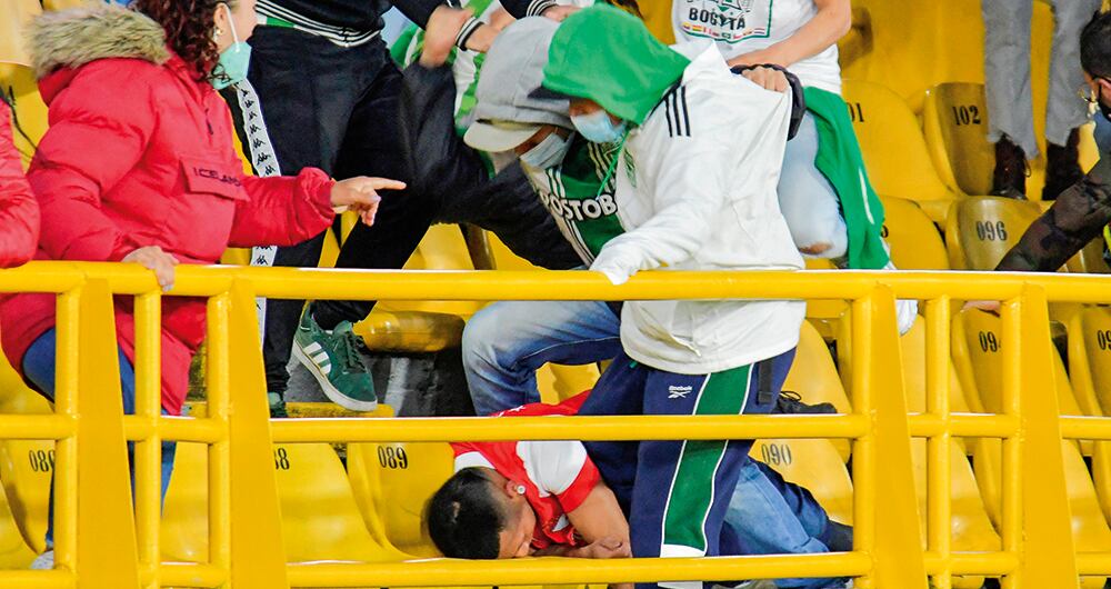  Los enfrentamientos dejaron un saldo de siete heridos, tres hinchas y cuatro policías. 