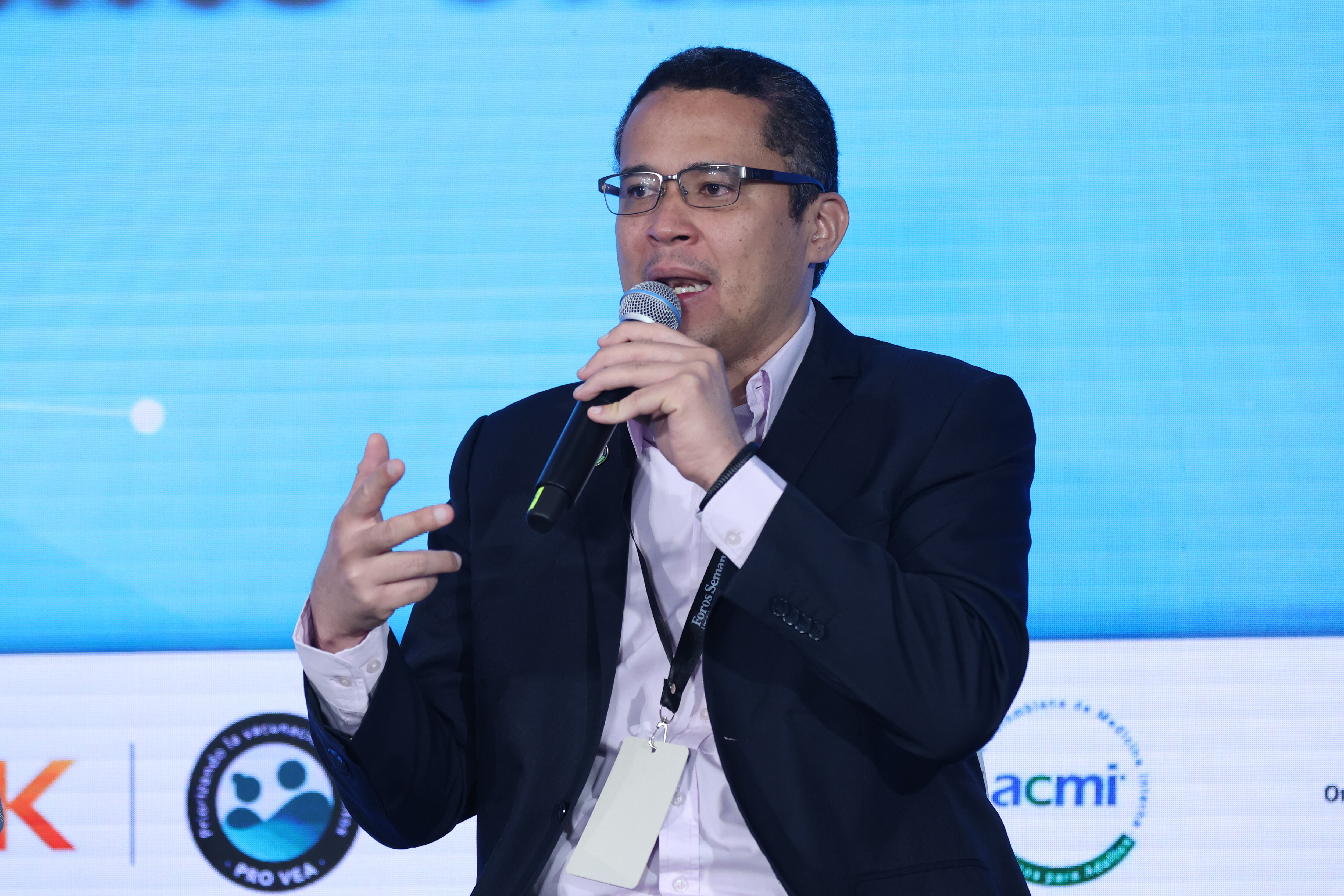 Foro ‘Vacunación en adultos: prevenir para priorizar la vida’
Jueves 3 de julio de 2025

PANEL | Vacunación en adultos: ¿por qué es un asunto vital?
Juan Pablo Osorio Lombana
Presidente de la Asociación Colombiana de Infectología -ACIN Capítulo central
Carlos Álvarez-Moreno
Vicepresidente científico e innovación de la Clínica Colsanitas
Homero Puello
Presidente de la Asociación Colombiana de Medicina Interna (ACMI)
Carlos Ariza
Presidente de la Asociación Colombiana de Gerontología y Geriatría
Modera: Víctor Saravia
Gerente médico de vacunas de adultos de GSK