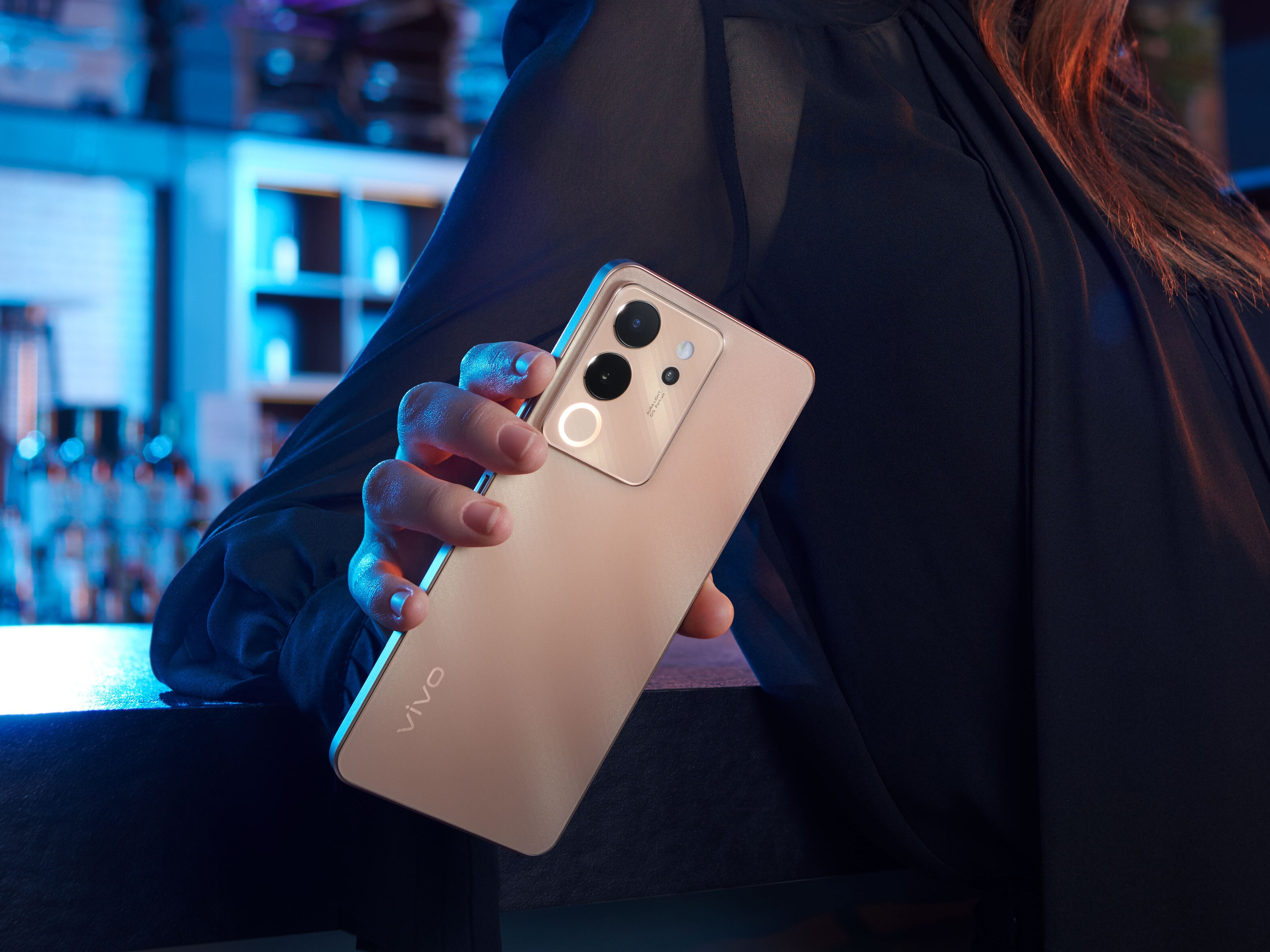 Una de sus grandes apuestas es su cámara  frontal de 50 megapixeles con Aura de Luz integrada.