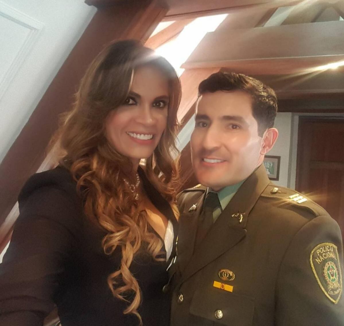 Tatiana Piñeros y su pareja, el mayor de la Policía, José Arias.
