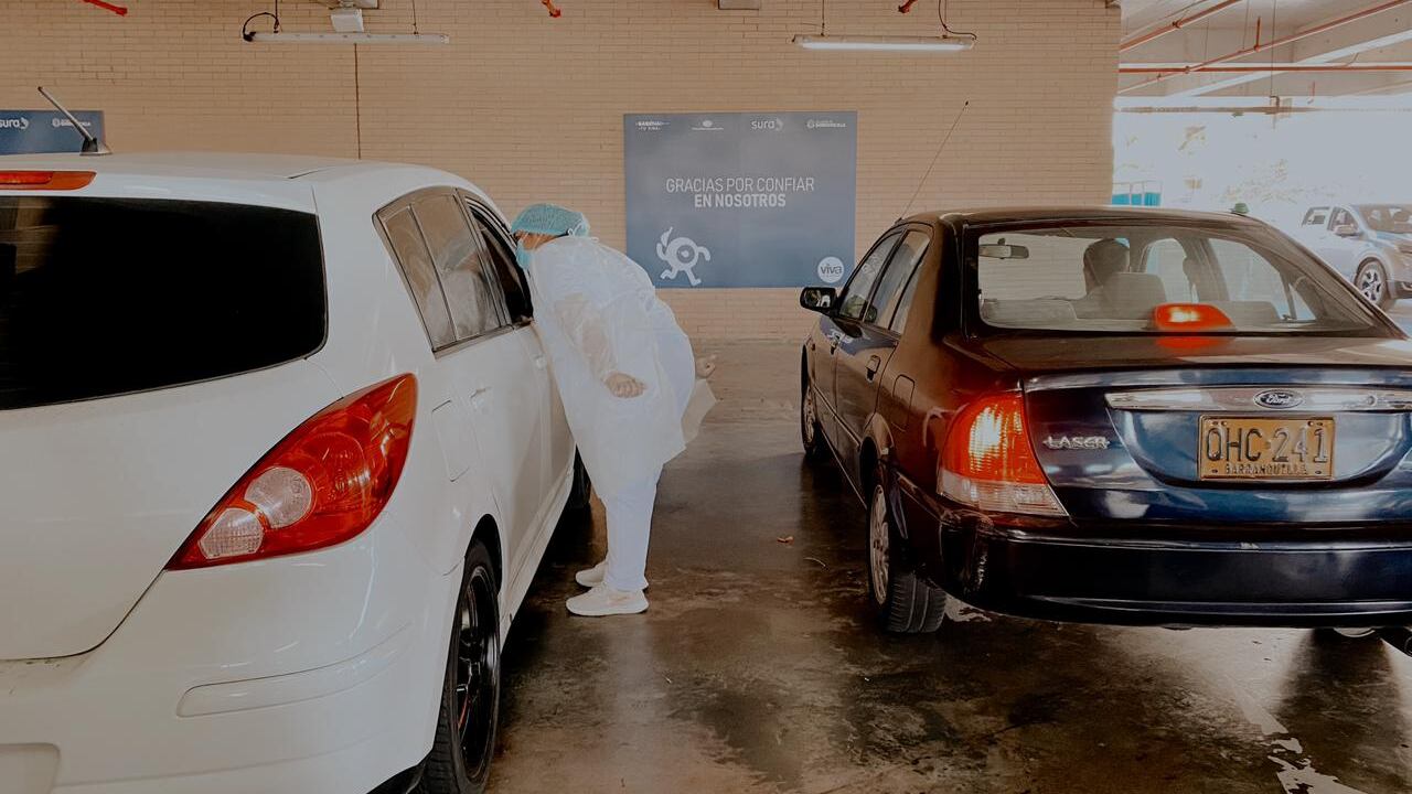 En el centro comercial Viva Barranquilla comenzó a operar el primer "drive thru" de vacunación en el país