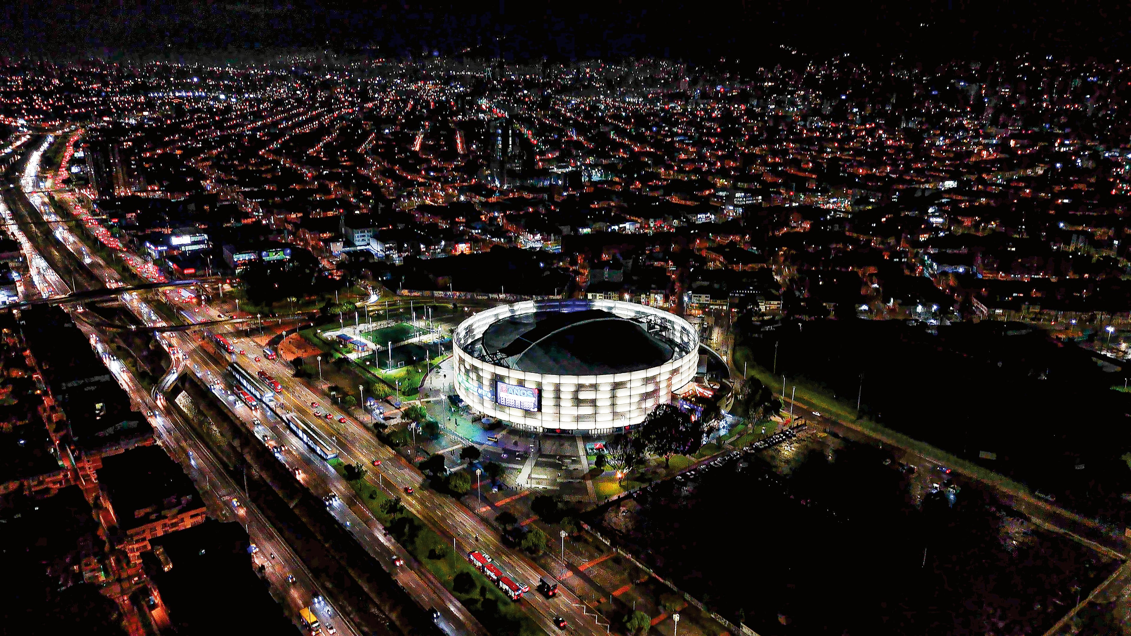 El impacto del Movistar Arena va más allá de los números, pues cada espectáculo activa una cadena productiva que beneficia a cientos de familias y dinamiza sectores como gastronomía, hotelería, transporte y servicios técnicos.