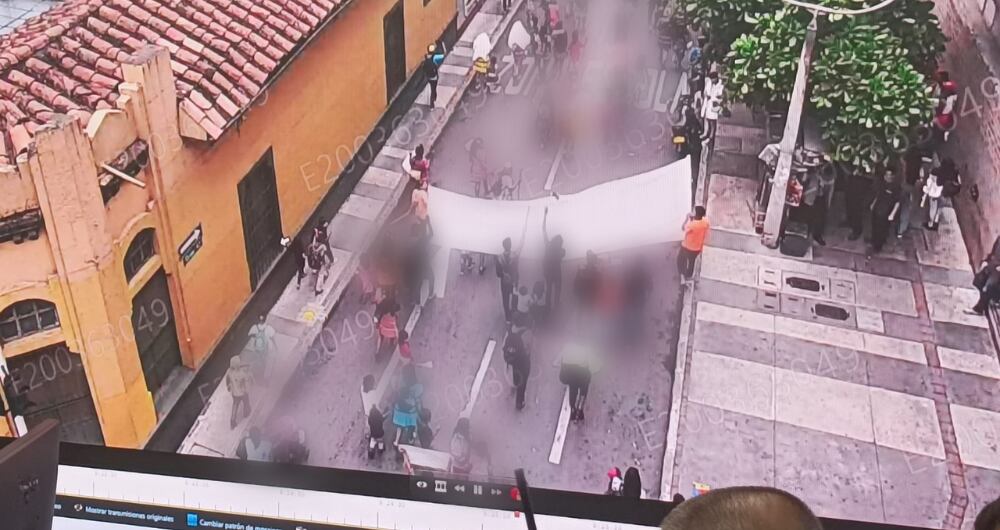 Manifestación de indígenas en las calles de Medellín.