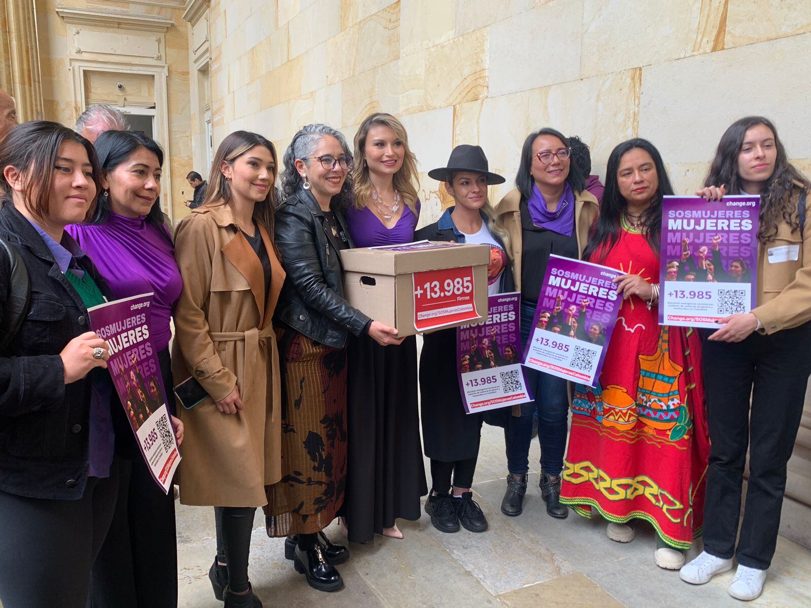 La entrega de las firmas para solicitar la declaratoria de estado de emergencia de género.