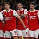 Los jugadores de Arsenal celebran un gol ante Chelsea por la Liga Premier.