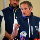 El director general del Organismo Internacional de Energía Atómica (OIEA), Rafael Mariano Grossi, habla con los medios de comunicación durante una rueda de prensa en el aeropuerto de Viena tras su regreso de su misión en la central nuclear de Zaporiyia, en Ucrania; el viernes 2 de septiembre de 2022, en Viena, Austria. (AP Foto/Theresa Wey)