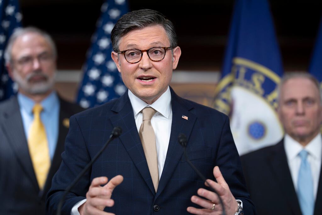 El presidente de la Cámara de Representantes, Mike Johnson, republicano por Luisiana, se reúne con periodistas mientras los republicanos de la Cámara de Representantes avanzan con una estrategia individual en un proyecto de ley de gasto provisional del Partido Republicano que mantendría financiadas a las agencias federales hasta el 30 de septiembre, en el Capitolio, en Washington, el martes 11 de marzo de 2025. (Foto AP/J. Scott Applewhite)