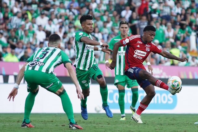 William Tesillo (centro), durante un clásico con Independiente Medellín