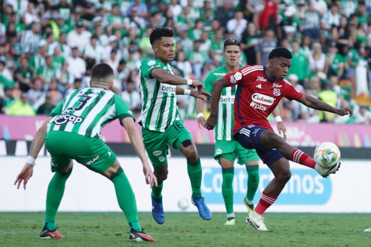 William Tesillo (centro), durante un clásico con Independiente Medellín