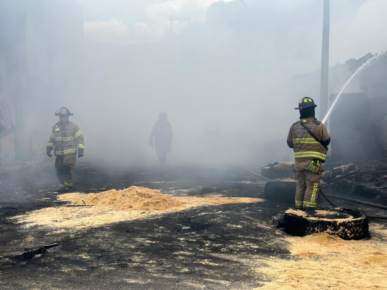 Bomberos tratan de controlar el incendio en inmediaciones al hospital