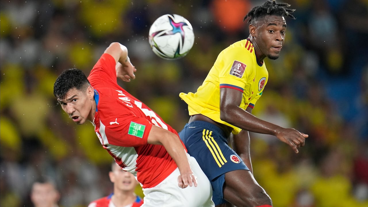 El paraguayo Fabián Balbuena, izquierda, salta por el balón con el colombiano Duván Zapata durante un partido de fútbol de clasificación para la Copa Mundial de la FIFA Qatar 2022, en el estadio Metropolitano de Barranquilla, Colombia, el martes 16 de noviembre de 2021 (AP Photo / Fernando Vergara).