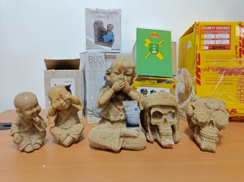 Las figuras, que contenían éxtasis, eran enviadas desde España hacia Colombia y Argentina, según la Policía.
