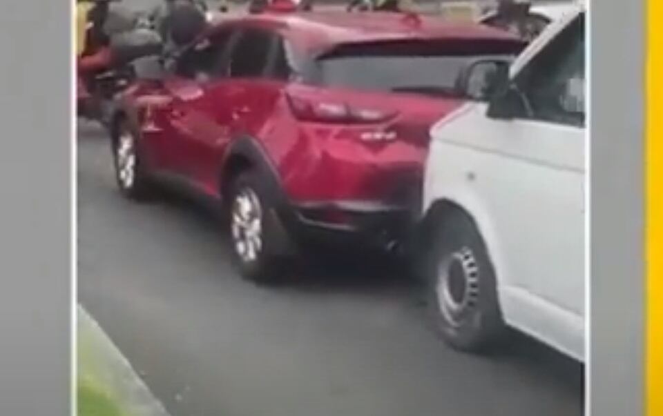 La mujer también mencionó que fue tan fuerte el impacto que la ruta golpeó también al que estaba delante.