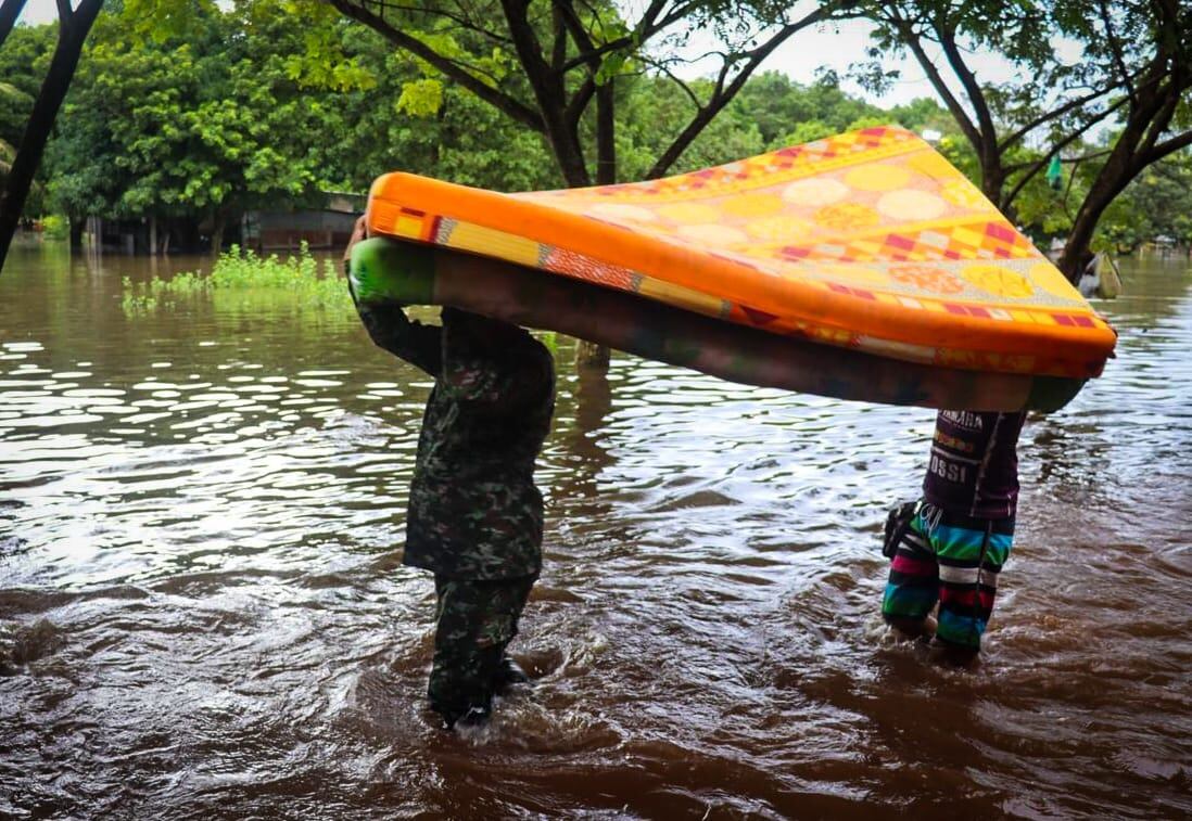 Uniformados del Ejército ayudando en las emergencias.