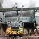 Bomberos de Miami-Dade tratan de controlar las llamas de la planta de reciclaje