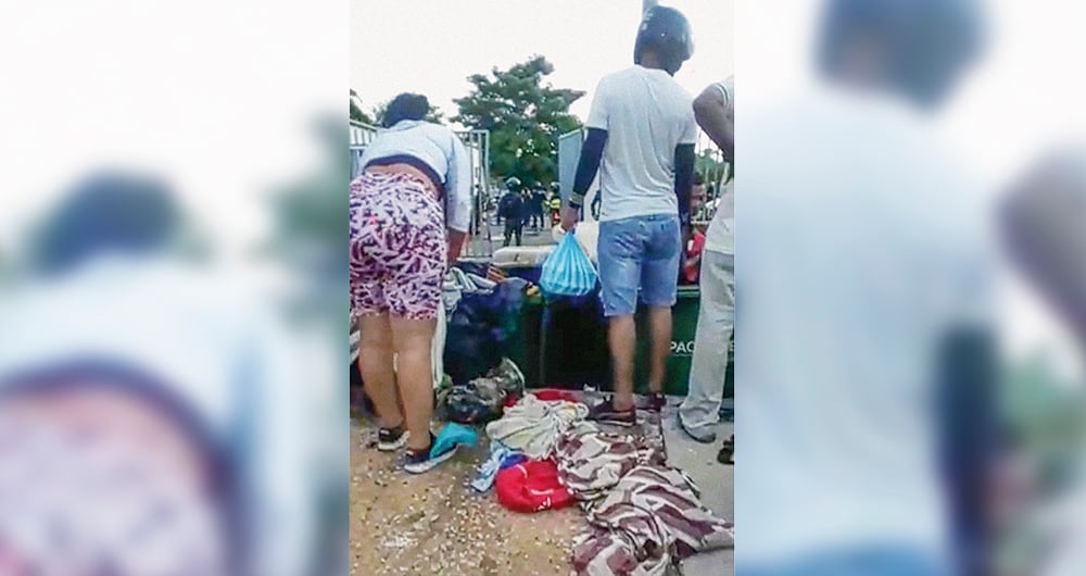 Al conocerse la denuncia, llegaron tanquetas y hombres de la Policía, que sacaron colchonetas, cobijas y otros elementos de los detenidos. Eliminaron las pruebas.