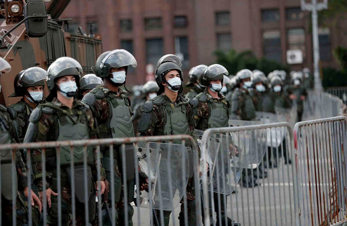 Soldados protegen al Comando Militar durante las protestas. Foto: AP / Silvia Izquierdo.