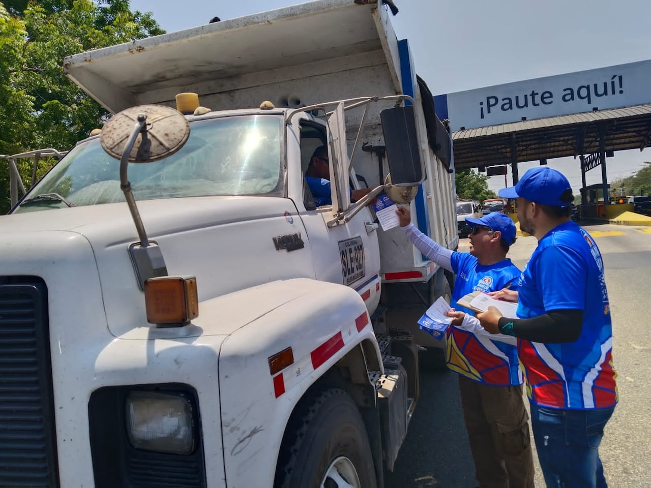 Personal de Tránsito está entregando recomendaciones en las vías