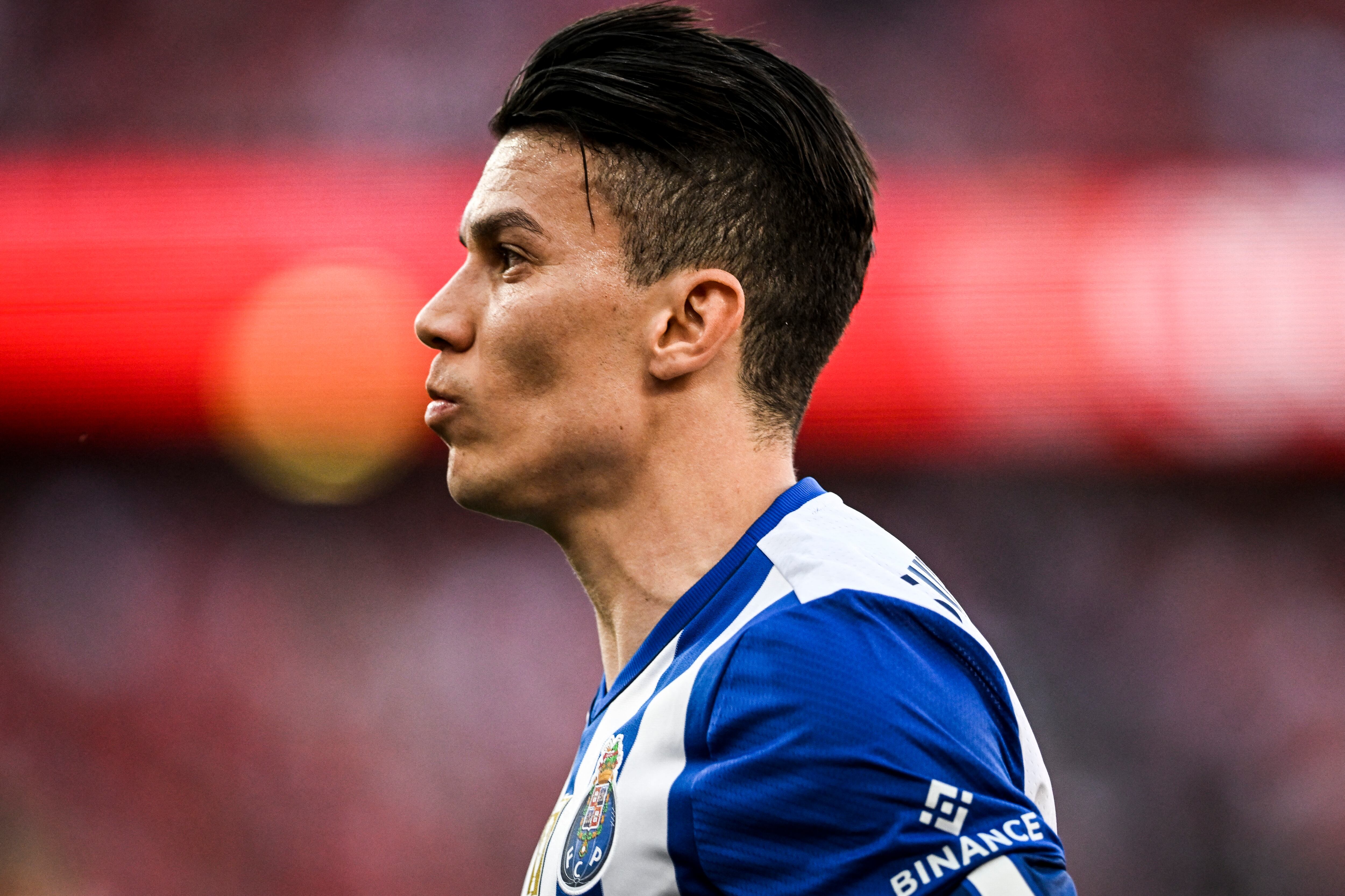 Porto's Colombian midfielder Matheus Uribe celebrates scoring his team's first goal during the Portuguese league football match between SL Benfica and FC Porto at the Luz stadium in Lisbon on April 7, 2023. (Photo by PATRICIA DE MELO MOREIRA / AFP)