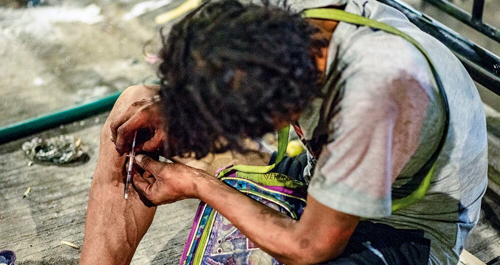 Los cuerpos de los consumidores tienen ampollas y heridas visibles por cuenta de los chuzones. Hay jeringas tiradas en las calles y, a un lado, personas inconscientes por los efectos de la heroína.