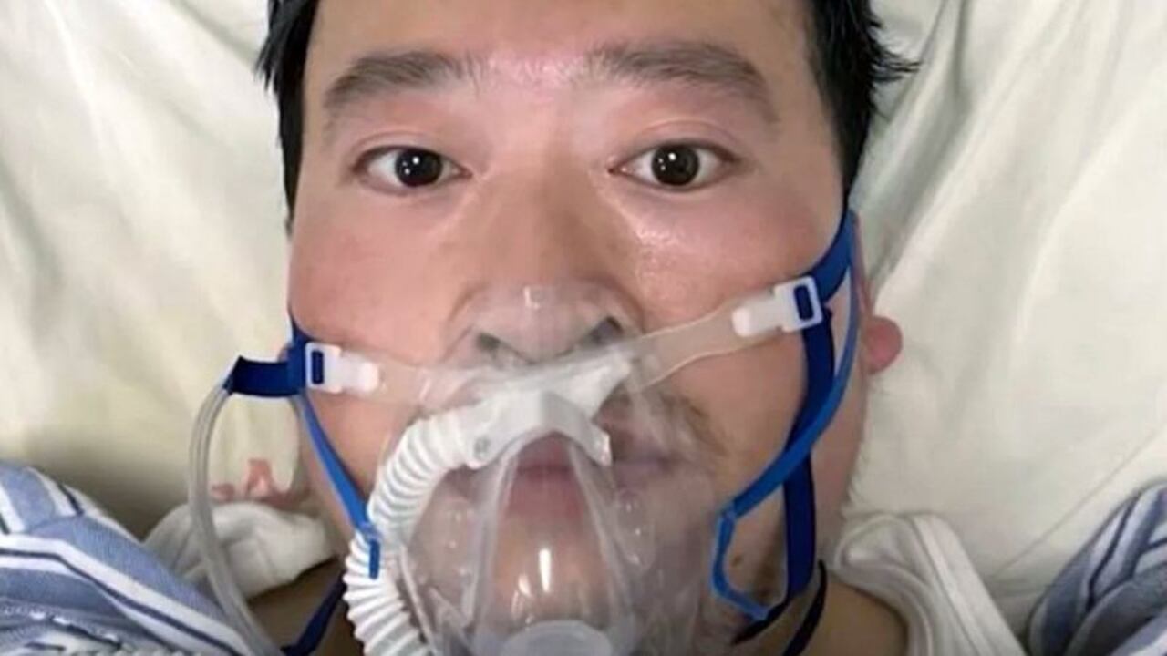 El doctor chino, Li Wenliang, en su lecho de enfermo en el hospital. Murió en febrero 2020.