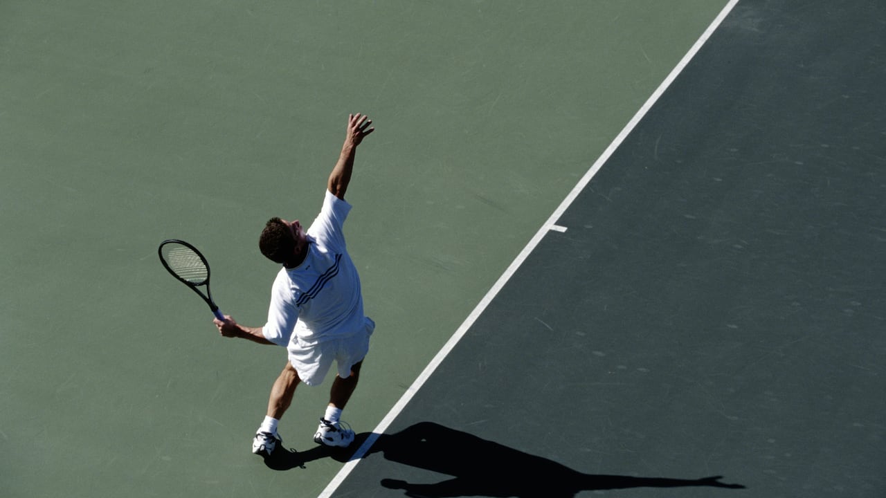 Jugador de Tenis sirviendo.