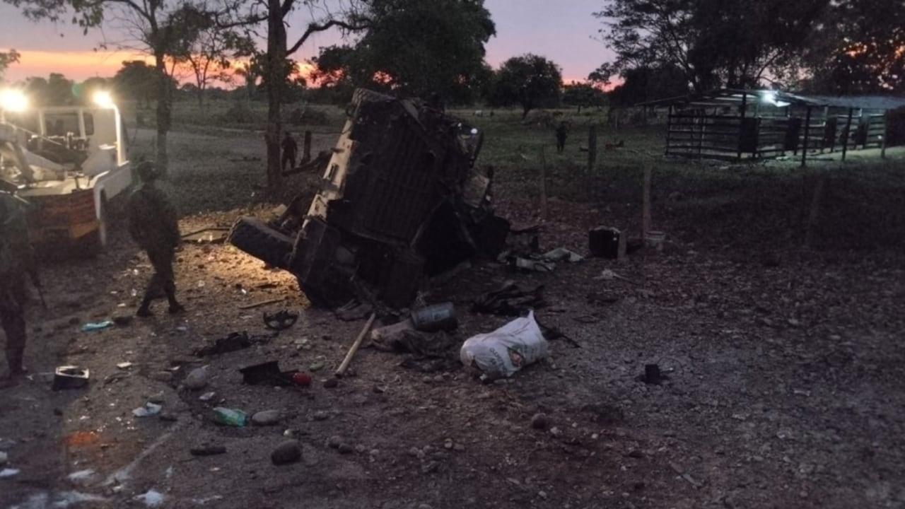 Así quedó el carro del Ejército que fue atacado por hombres del ELN en Arauca este 9 de enero.