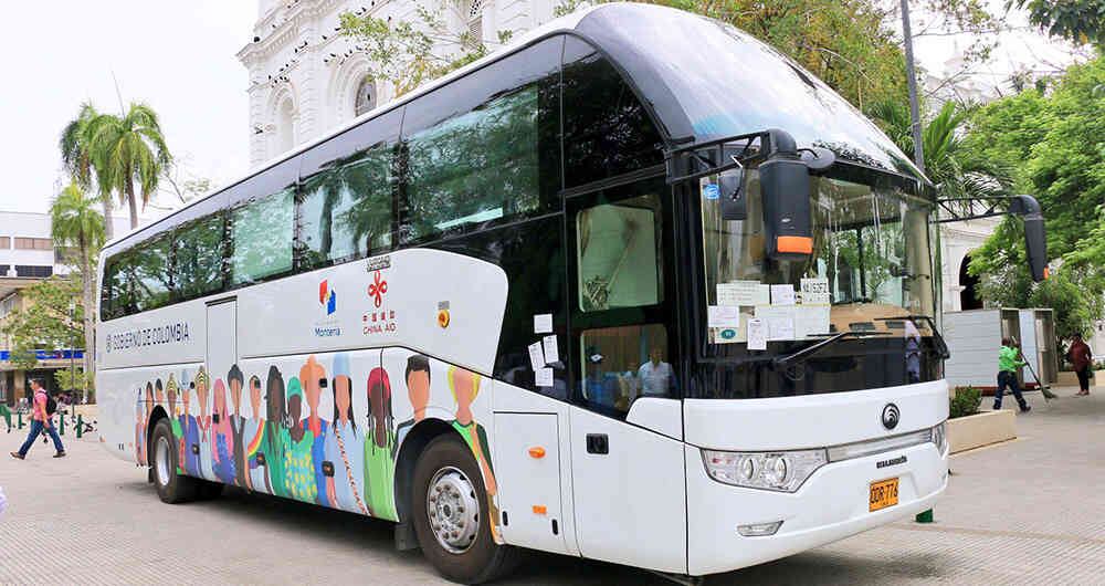 En 2017 el bus del programa Mi Barrio visitó 113 barrios urbanos y 16 corregimientos para solucionar los problemas de las comunidades. 