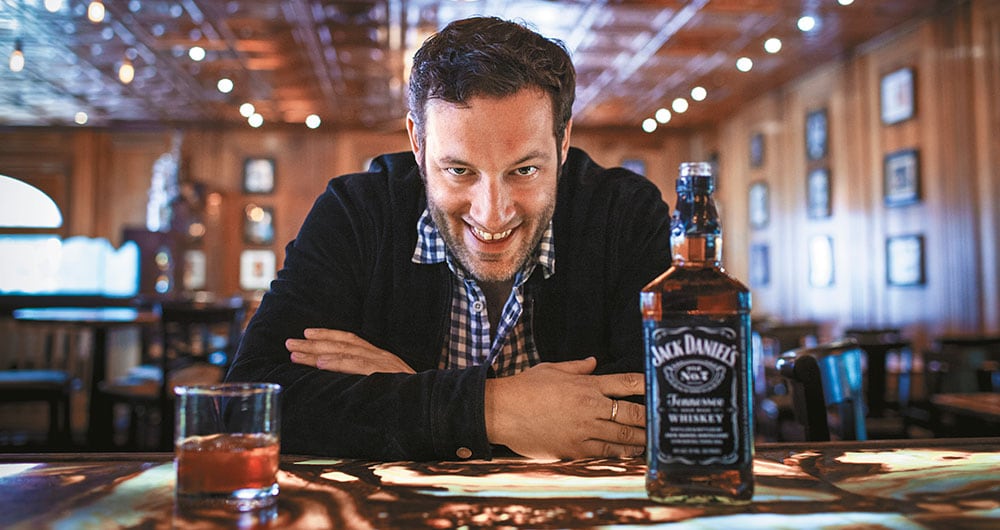 Jonathan Thompson,  en el famoso bar del Stanley, intenta su mejor cara de Jack Torrance, el personaje principal de la película.