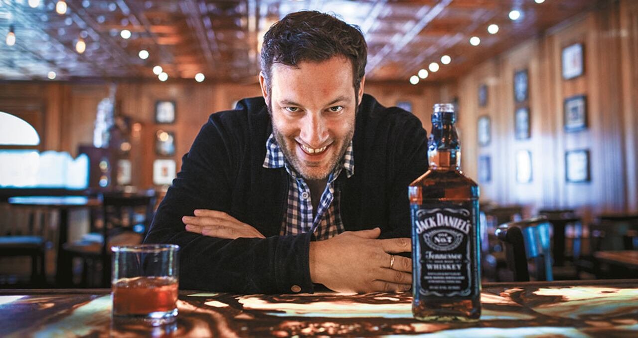 Jonathan Thompson, en el famoso bar del Stanley, intenta su mejor cara de Jack Torrance, el personaje principal de la película.