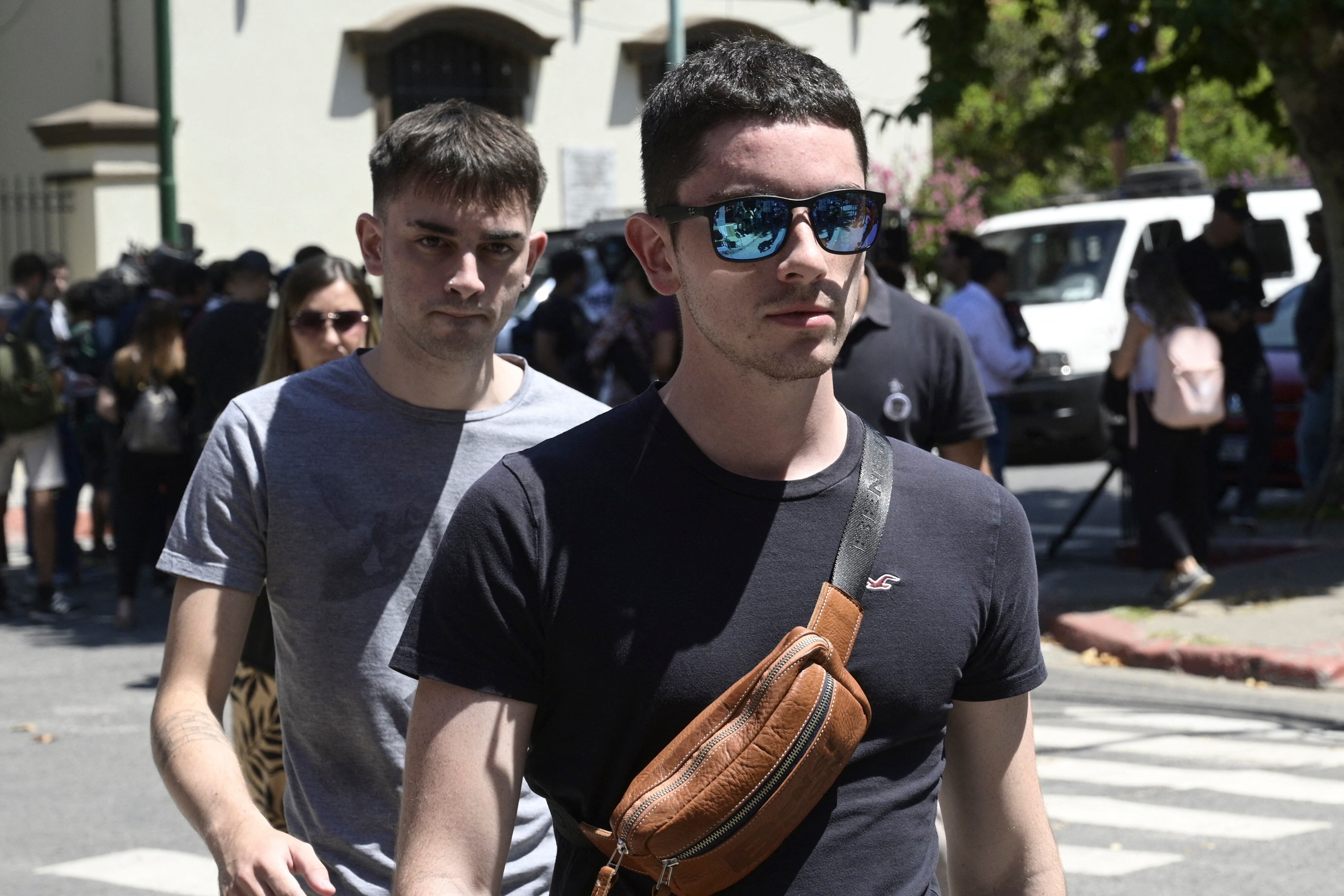 Tomas D'alessandro (R), amigo de Fernando Báez Sosa, quien fue asesinado por un grupo de rugbiers en 2020, llega al tribunal para la audiencia de sentencia en Dolores, provincia de Buenos Aires, (Photo by JUAN MABROMATA / AFP)