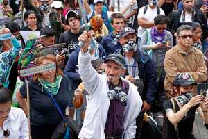 Personas de todas las edades se vincularon a la marcha que salió de la Universidad Nacional. Foto: León Darío Peláez/Semana