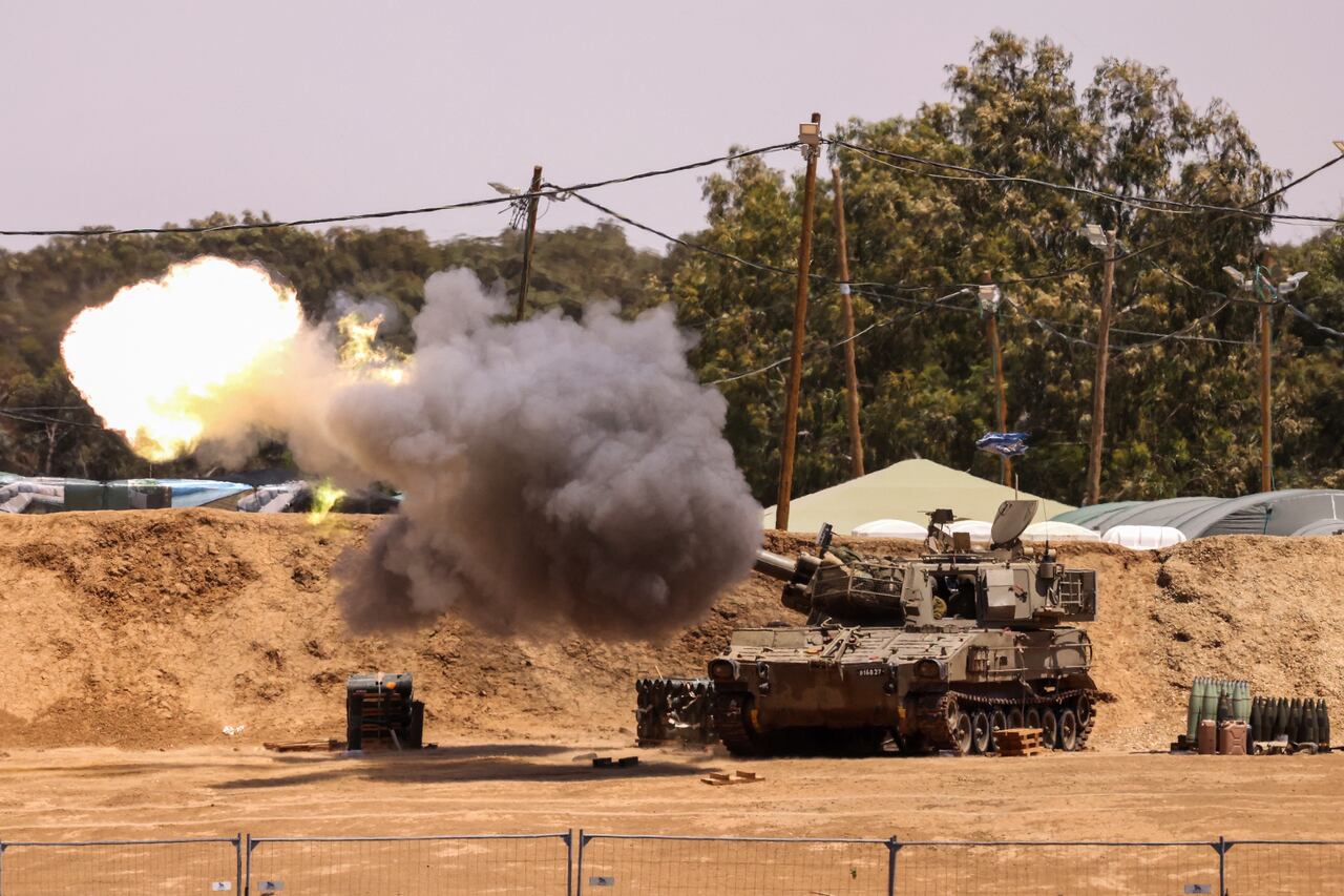 Los tanques de guerra tienen constante uso en la Franja de Gaza, ejemplificando los duros momentos de conflicto que se atraviesan.