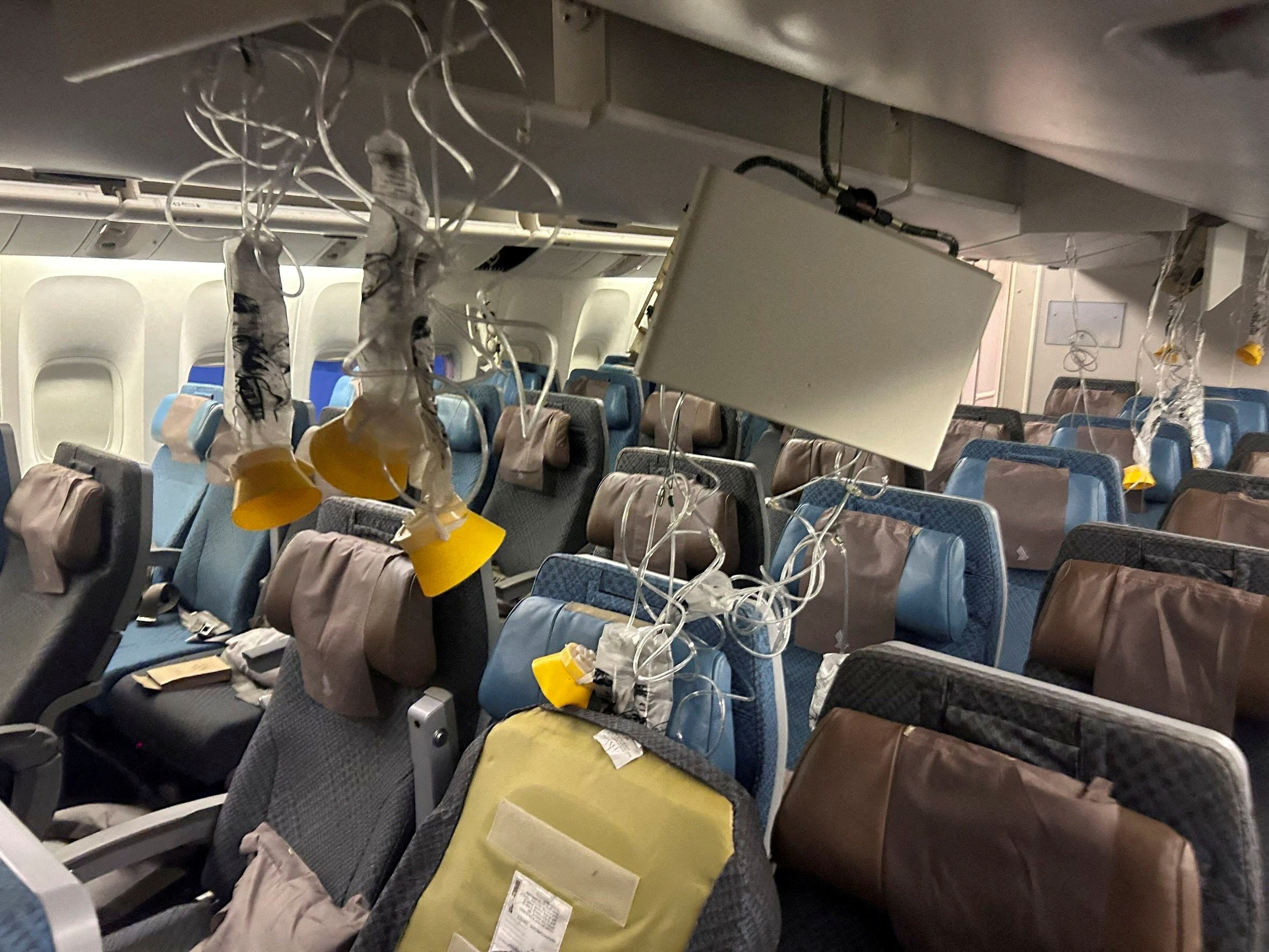 El interior del vuelo SQ321 de Singapore Airlines se muestra después de un aterrizaje de emergencia en el aeropuerto internacional Suvarnabhumi de Bangkok, Tailandia, el 21 de mayo de 2024.
