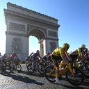 Tour de Francia 2022: el pelotón transita por las calles de París, lugar donde se llevó a cabo la etapa 21.