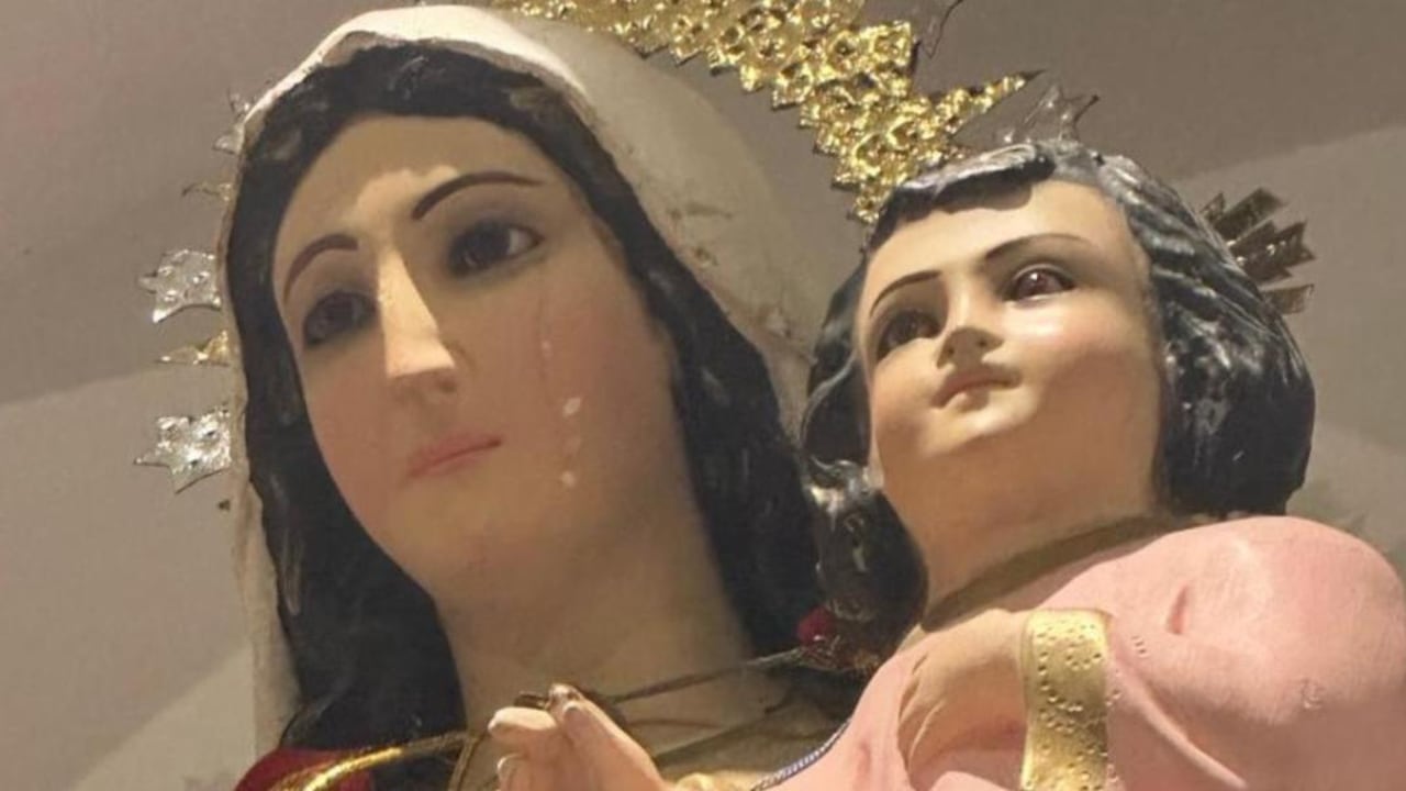 Cientos de feligreses se han acercado a la capilla para ser testigos del hecho y participar en las oraciones que se continúan realizando.