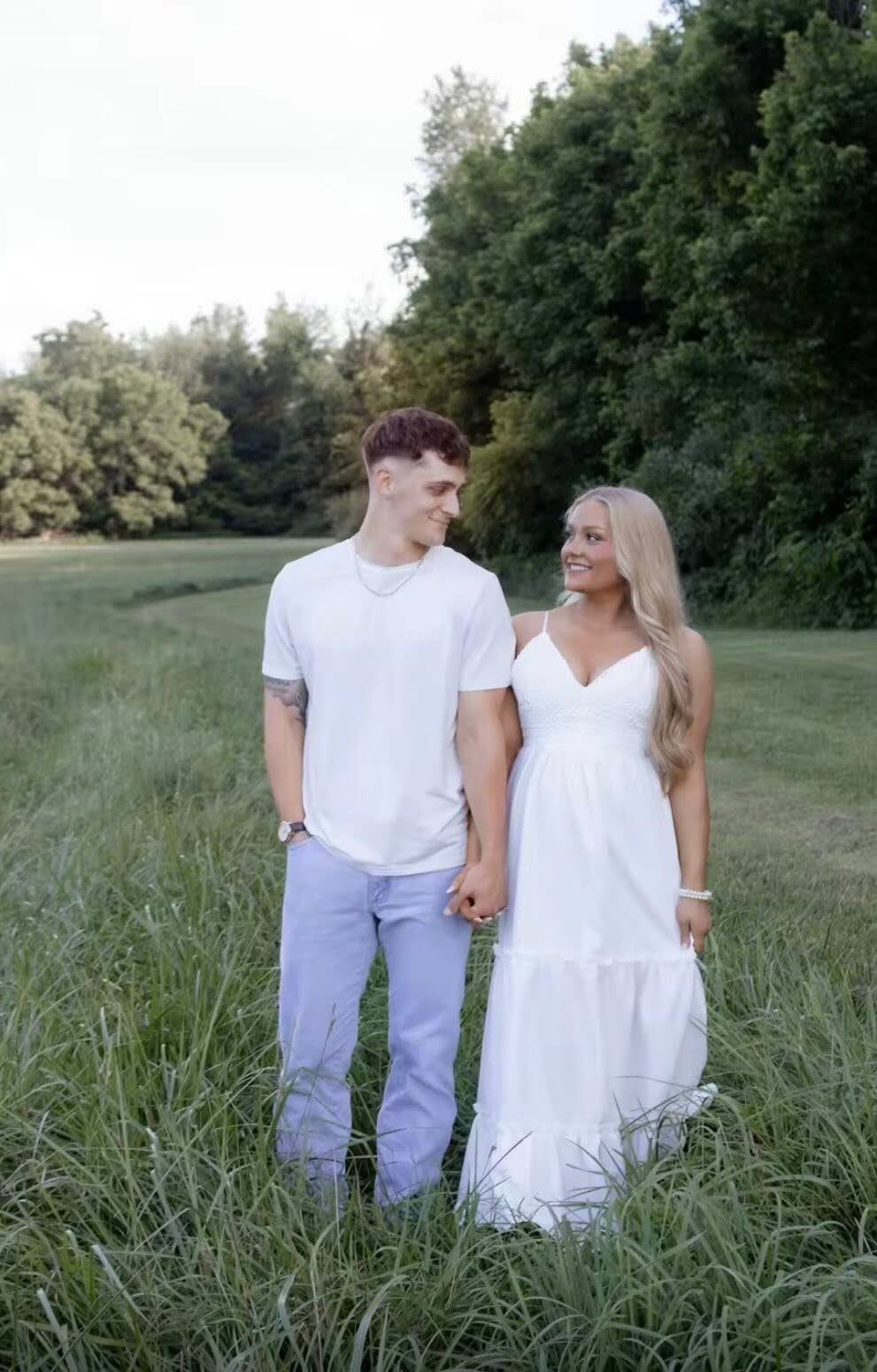 Laken Snelling junto a su pareja