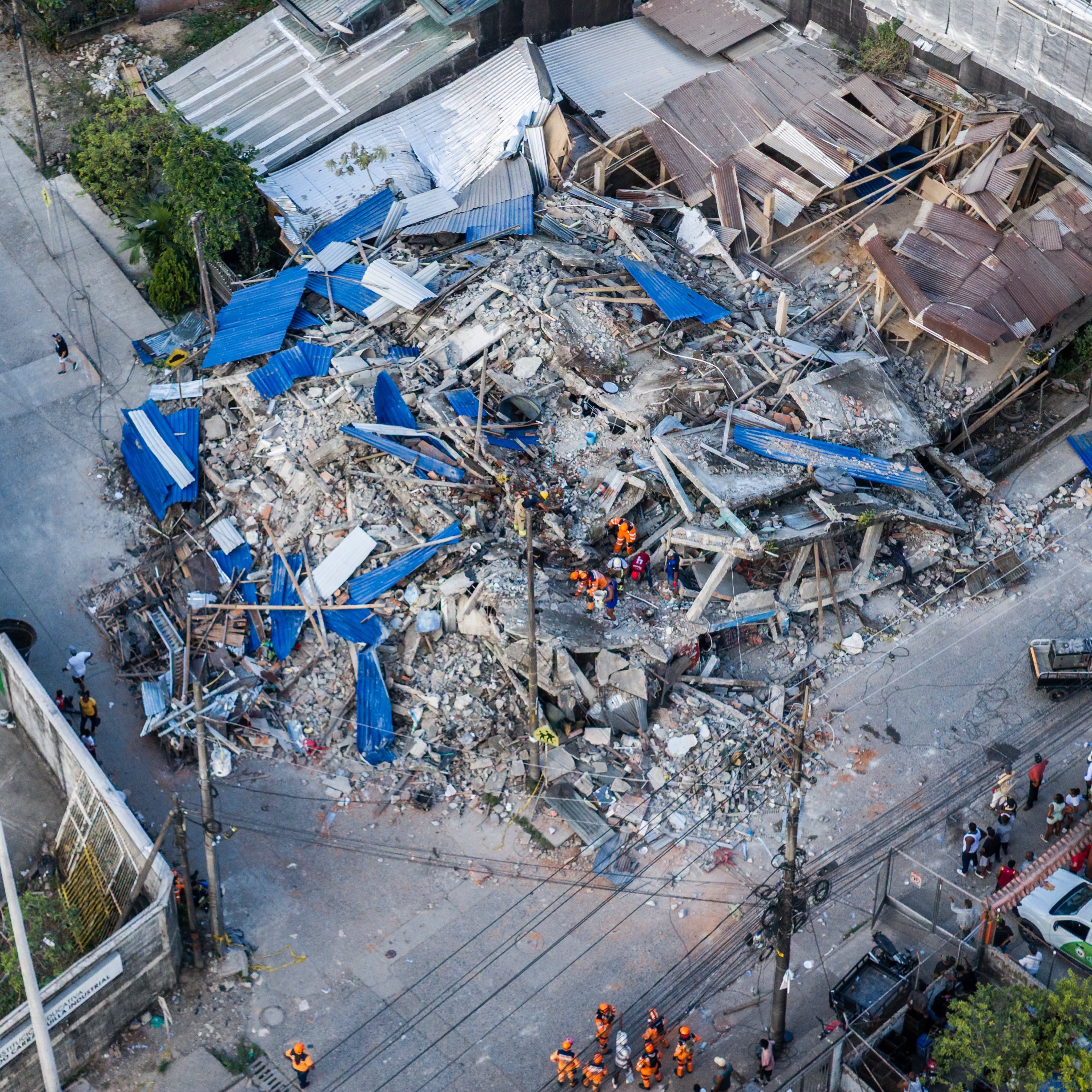 Las ondas sísmicas viajan desde el interior de la Tierra hasta la superficie, donde las características del suelo y las construcciones pueden influir en la intensidad de los daños.
