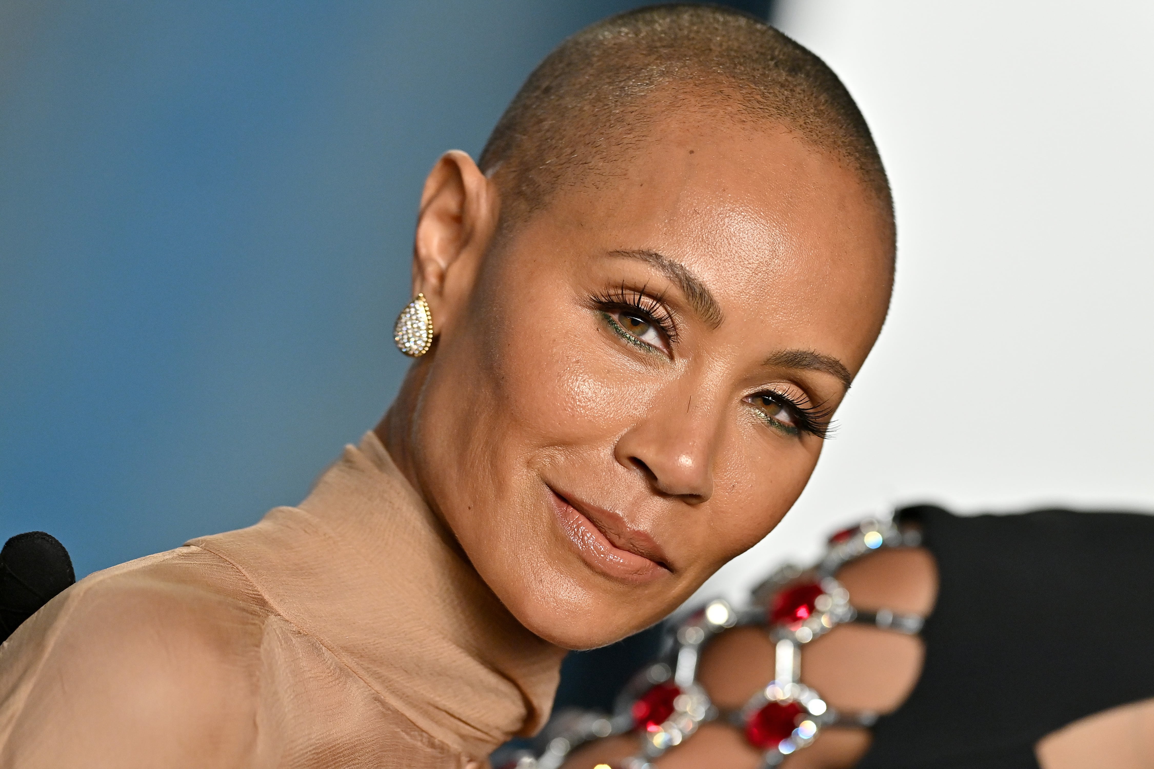 Una broma relacionada con la alopecia de Jada Pinkett por parte de Chris Rock provocó que Will Smith golpeara al presentador, sin embargo, las mujeres se continuan preguntando por qué el aspecto físico de una mujer debe ser un motivo de discusión para los demás.