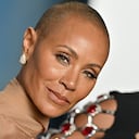 Una broma relacionada con la alopecia de Jada Pinkett por parte de Chris Rock provocó que Will Smith golpeara al presentador, sin embargo, las mujeres se continuan preguntando por qué el aspecto físico de una mujer debe ser un motivo de discusión para los demás. (Photo by Axelle/Bauer-Griffin/FilmMagic)