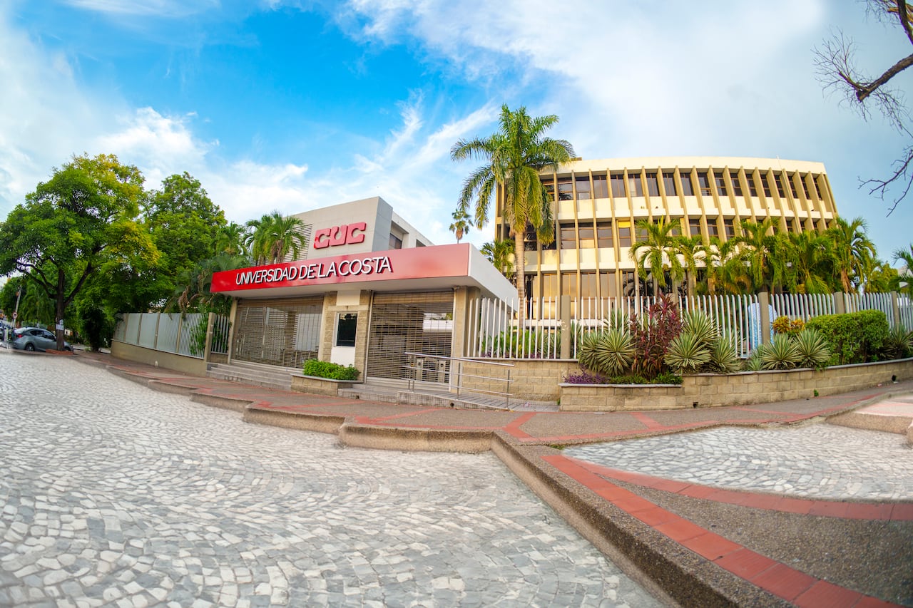 La estrategia Retos CUC permite a los estudiantes enfrentar problemas reales del sector productivo durante su formación, integrando conocimientos teóricos con la práctica profesional.