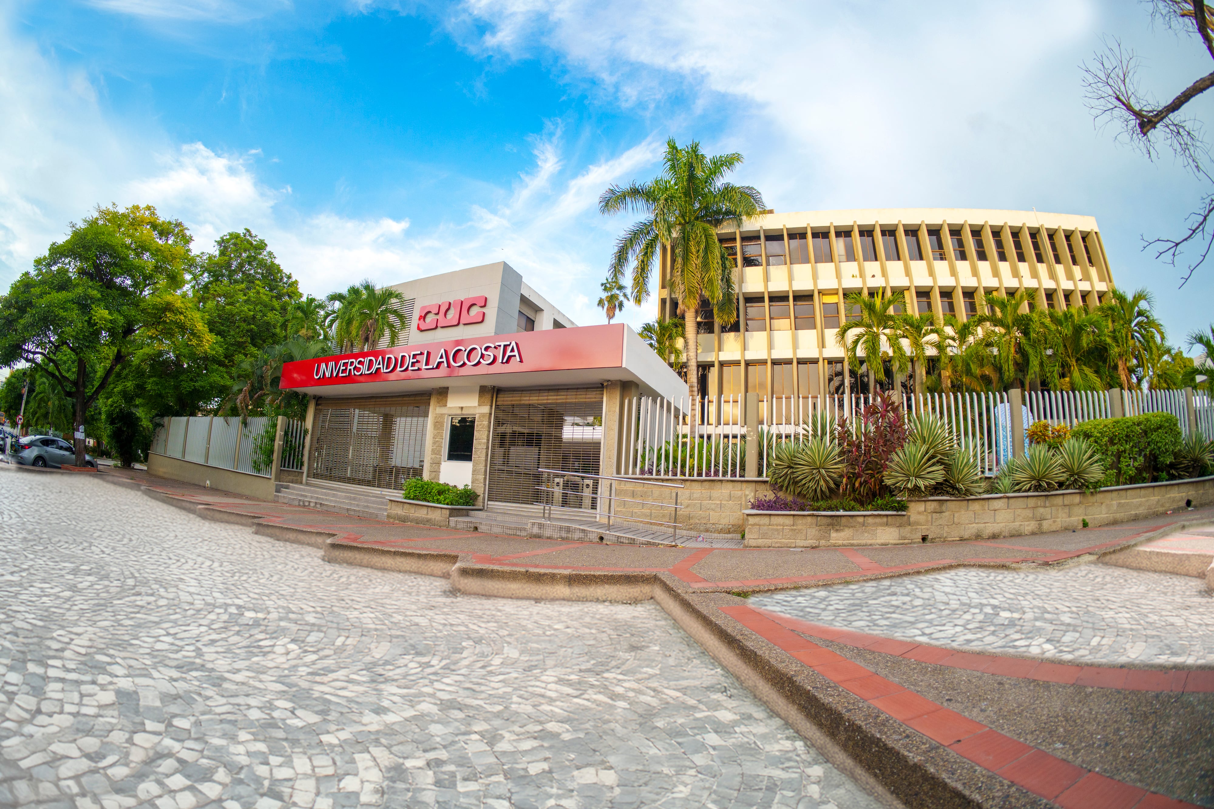 La estrategia Retos CUC permite a los estudiantes enfrentar problemas reales del sector productivo durante su formación, integrando conocimientos teóricos con la práctica profesional.