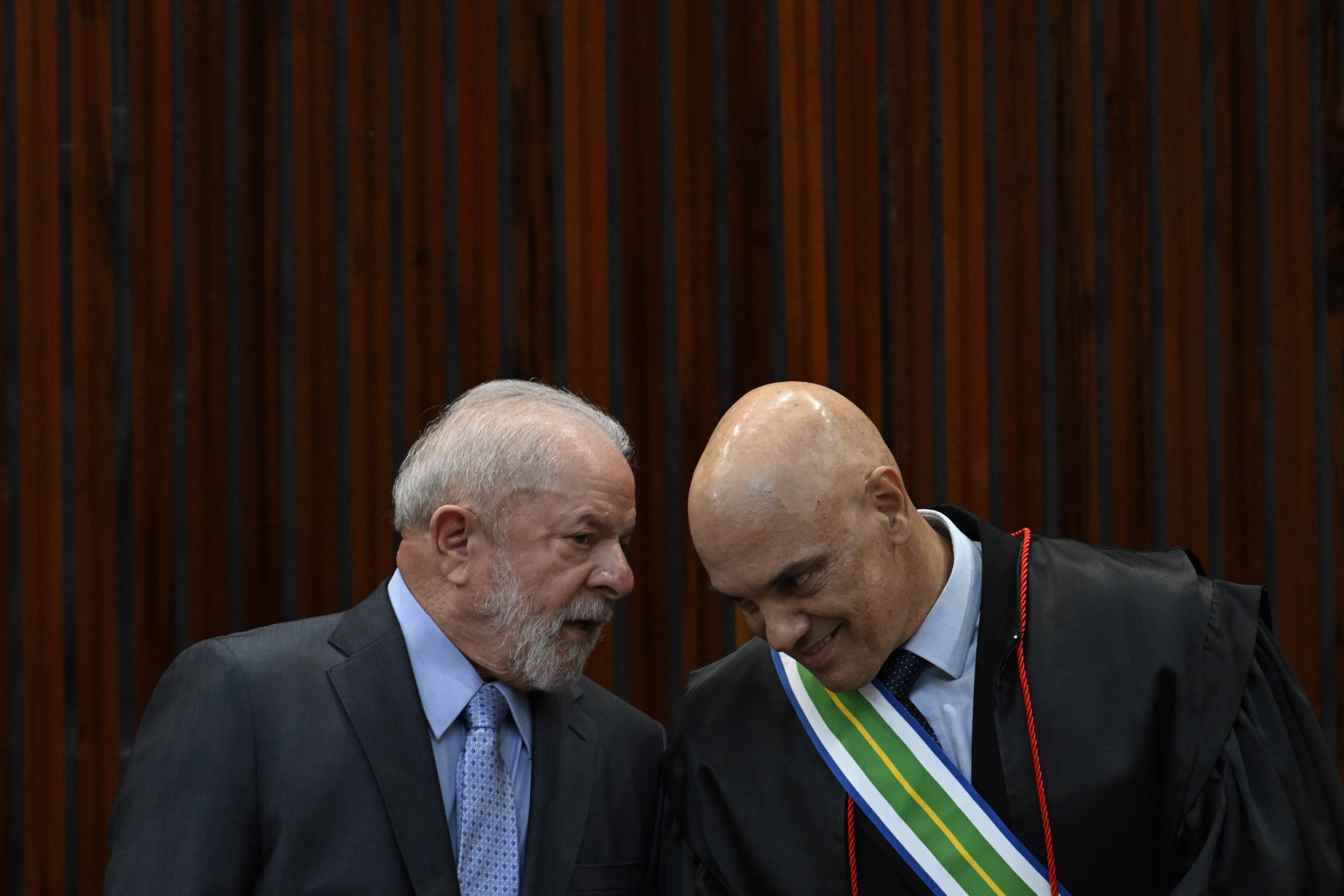 El presidente brasileño, Luiz Inácio Lula da Silva (izq.), conversa con el presidente del Tribunal Superior Electoral (TSE), Alexandre de Moraes (der.), durante una ceremonia en la sede del Tribunal Superior Electoral (TSE) en Brasilia, Brasil, el 7 de marzo de 2023.