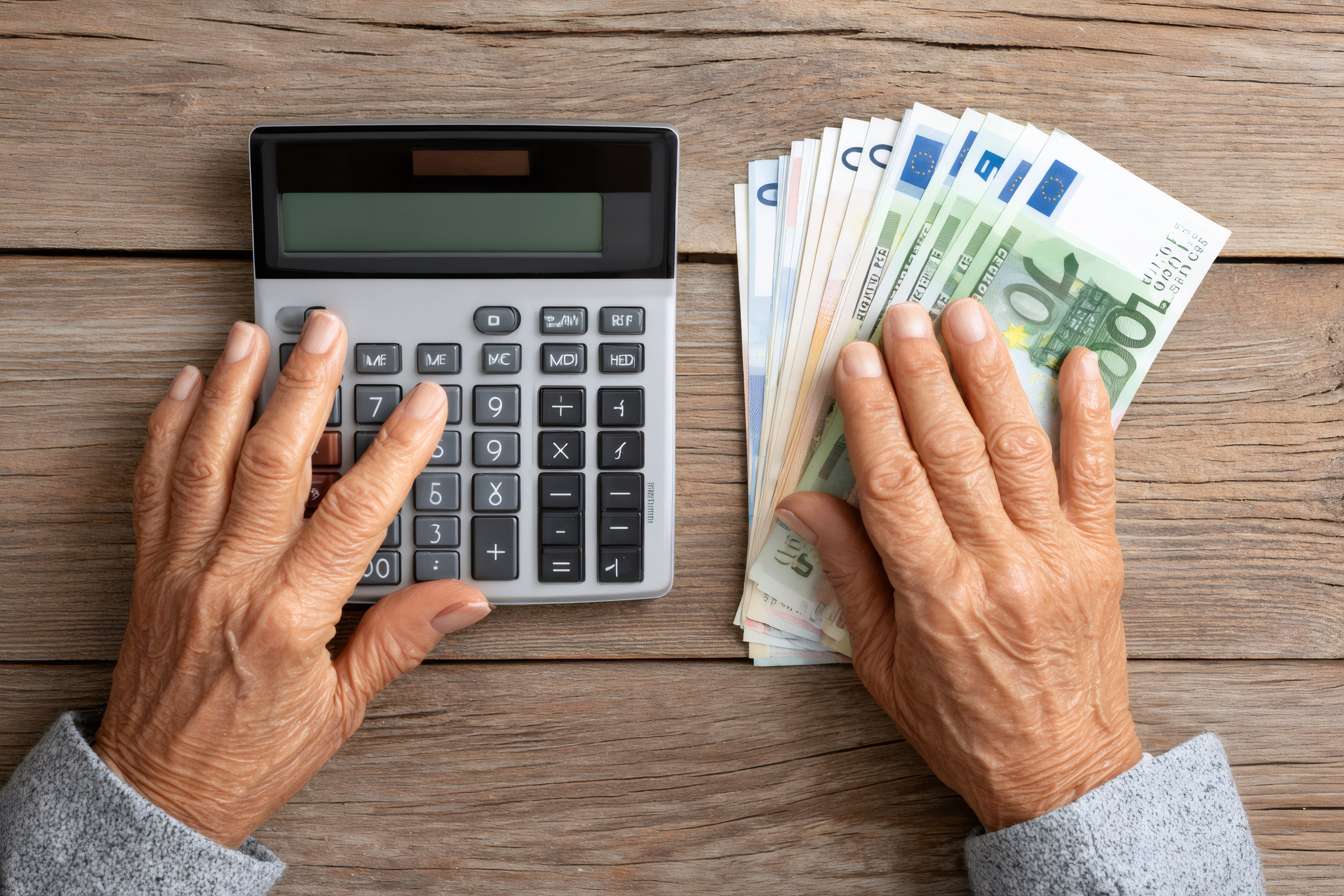 En Colombia, las personas que se acercan a la edad de jubilación tienen la posibilidad de trasladarse entre los regímenes pensionales público y privado, pero este proceso no se realiza de manera directa. Para quienes consideran cambiar de régimen, existe un mecanismo obligatorio llamado doble asesoría, que permite tomar decisiones informadas sobre el futuro pensional.