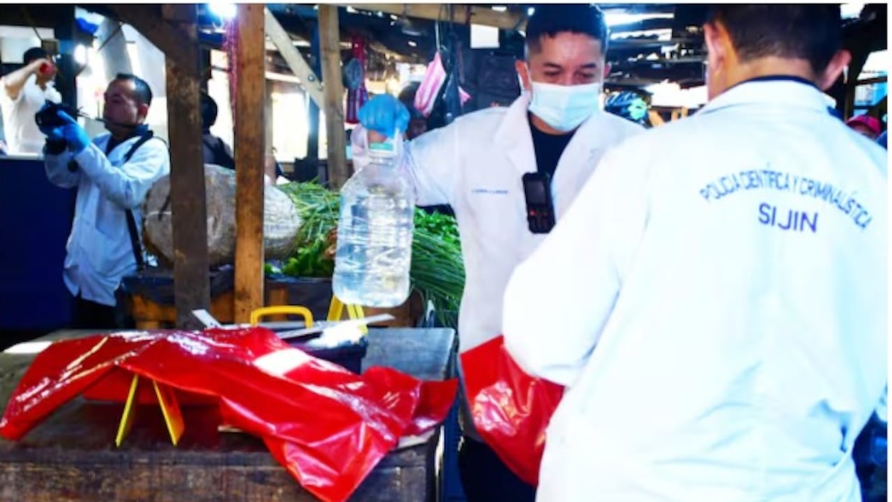 Autoridades en el sitio donde se intoxicaron las personas.