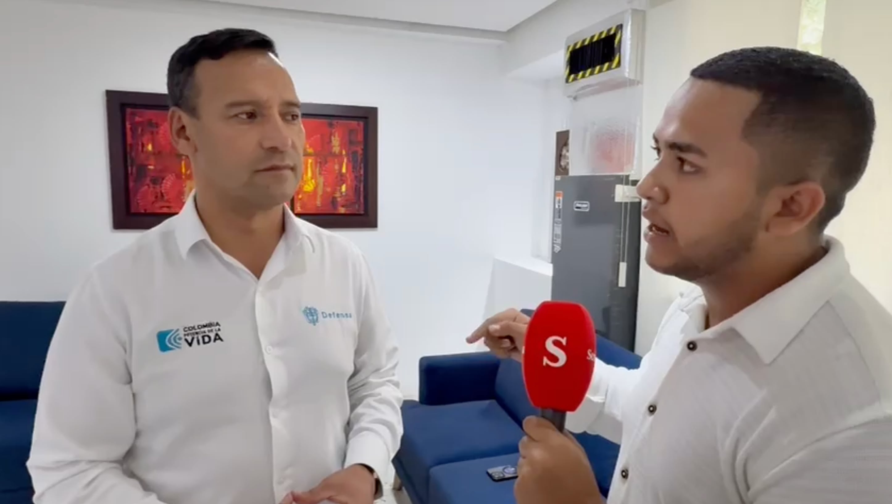 Pedro Sánchez, ministro de Defensa, y Gabriel Salazar, periodista de SEMANA.