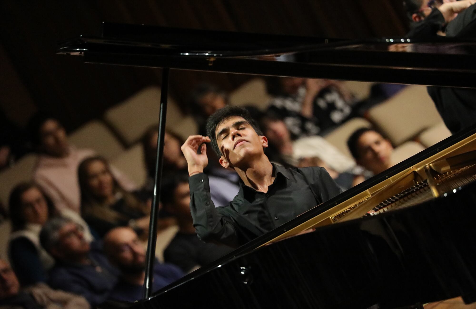 Daniel Díaz interpretando el concierto para piano de Grieg con la Orquesta Filarmónica.